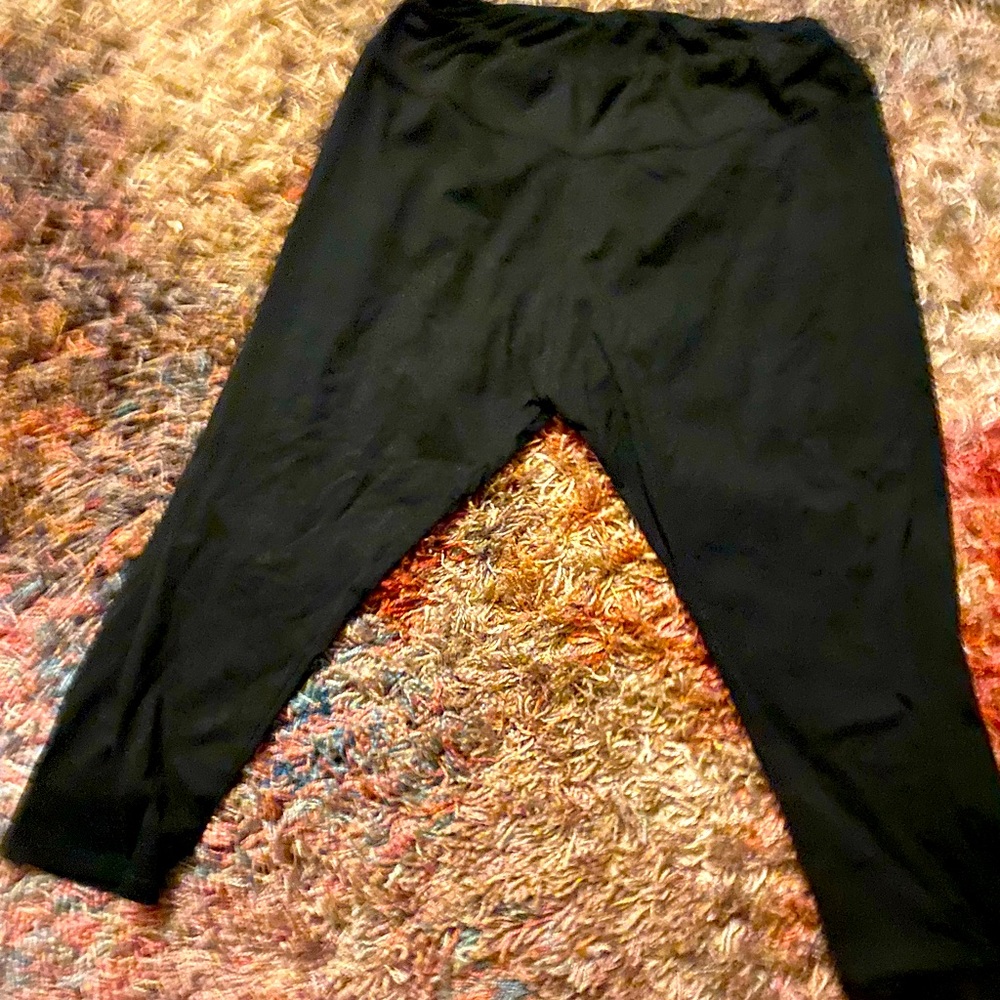 Super Soft Petite Black Capri Leggings